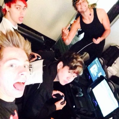 free follow from @smiling_mashton hopefully you reach your goal ♡