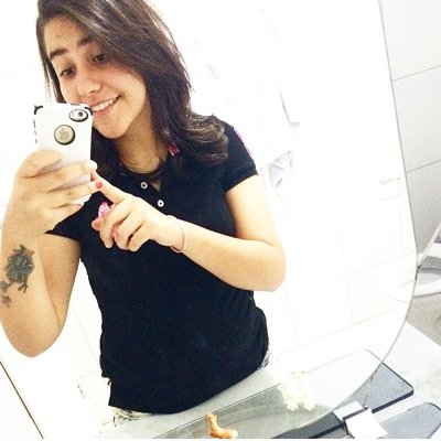''Sorria bonito e deixe os outros quererem descobrir qual é o segredo que faz você rir. - segue no instagram _belinhaflores