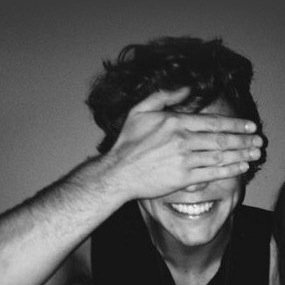 follow @hemmingsbish ... im a sad teen thats obbessed with bands and i dont like this bio so im gonna stop typing byweeeee