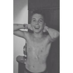 O HAYES SÓ TEM 14 ANOS E SE VC ACHA Q EU JA TO DE PERNA ABERTA PRA ELE????????? VC ESTA TOTALMENTE certa