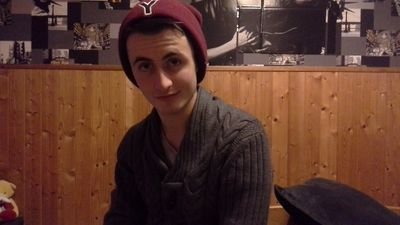 resiste à l'idée d'être attirer