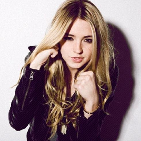 Hola! Soy Katelyn, famosa cantante, actriz de #BTR, soy divertida, bonita, dulce, no necesito presumir nada. Jeje ^^ #Fake