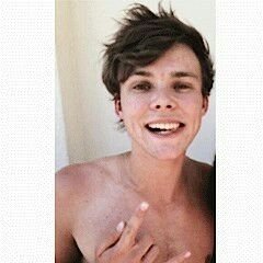 SleepingQueensX's profile picture. This is a FREE follow, please go follow @bAnding_ right now:) thanks love yous xo (btw she follows back) and dont forget to use the hashtag #vote5sos!
