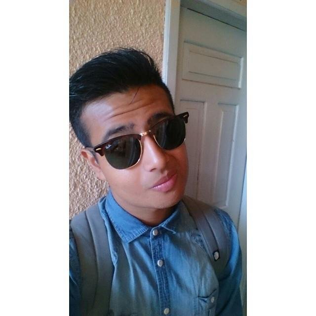 Vive mientras puedas,de que sirve tanta espera,quien te dice cuanto tiempo queda,el ahora es regalo aprovéchalo,entre el suelo y el cielo hay algo disfrutalo.