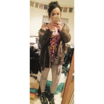 rhiannonllinos's profile picture. _lets all eat acid and be at one with the earth_