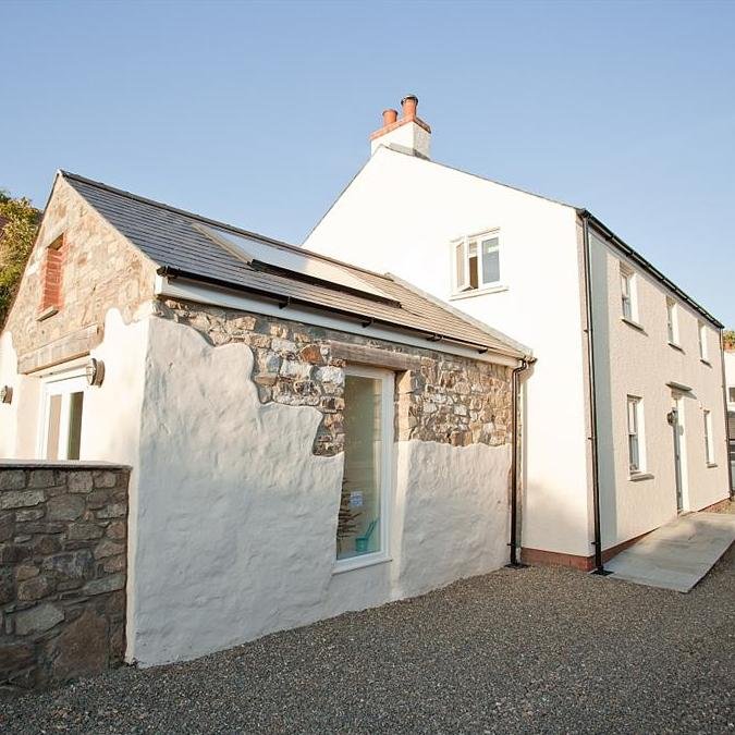 Luxury self catering cottages in beautiful  Solva. Tweeting news, updates, offers and chit chat about Solva and Pembrokeshire.