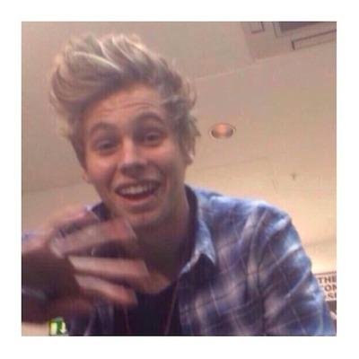 please follow @ohemmohs because she gave you this free follow and you can ask for a fb ilysm bye