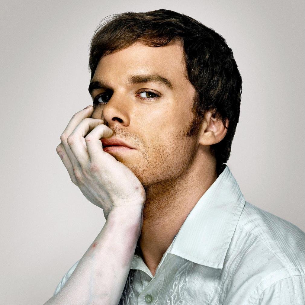 Adım Dexter, Dexter Morgan. Beni içinde bulunduğum yola ne soktu bilmiyorum ama bu neyse içimde büyük bir boşluk bıraktı.