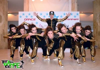 P.:Bubbly,funny,friendly,sarcastic;Like:5SOS,1D,BVB,Paramore,dancing(breakdance,streetdance,hip-hop etc.),singing,acting,basketball,soccer,SkateB,SnowB