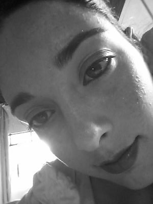 Quem quiser vencer na vida deve fazer como os seus sábios: Mesmo com a alma partida, ter um sorriso nos lábios.