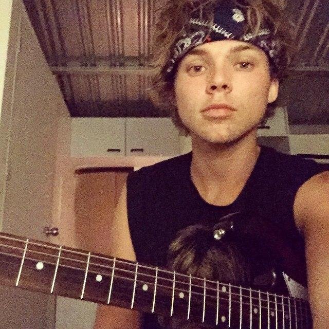 Sigue a @5sosLatAme