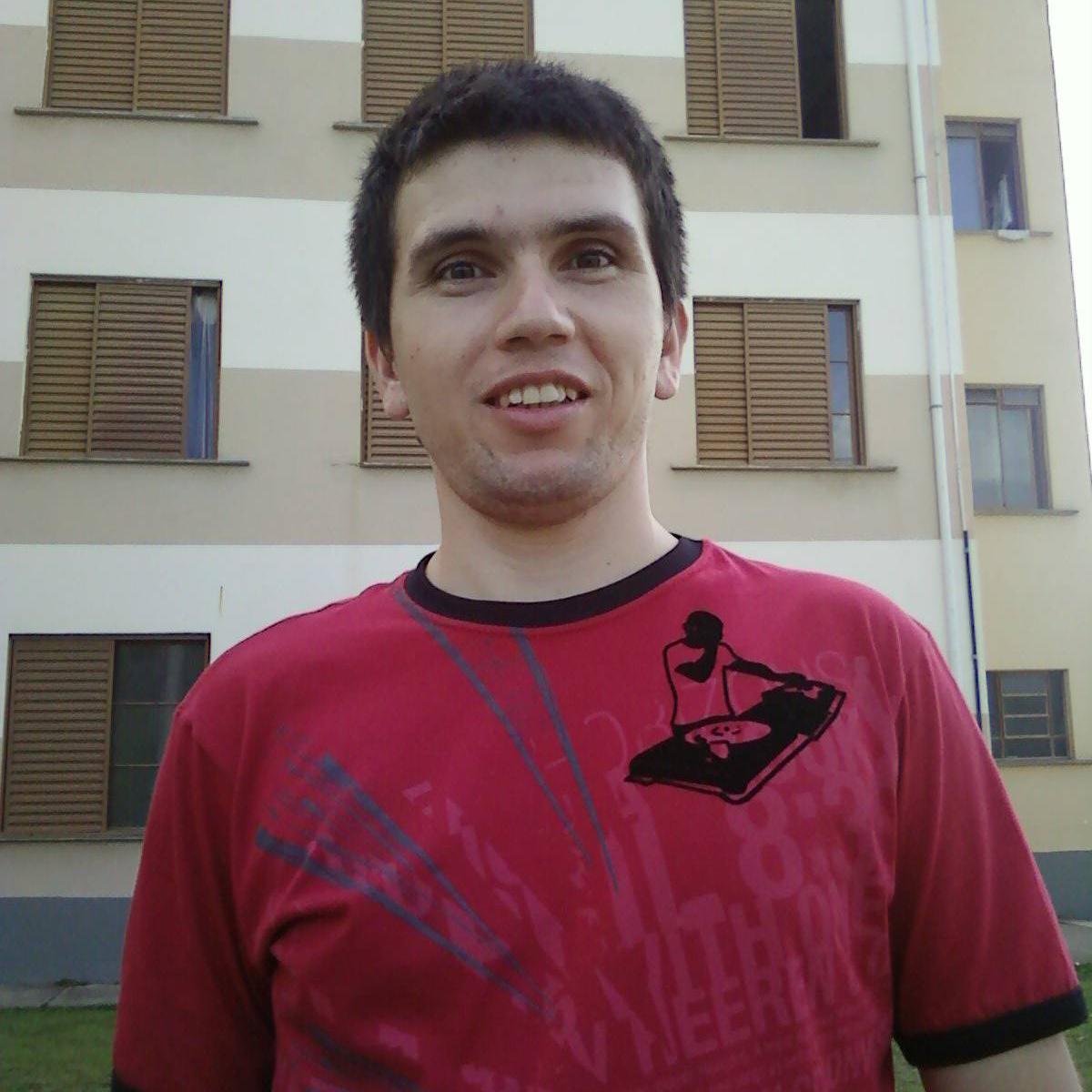 uma pessoa tímida no começo mais que depois se solta com o tempo! Sou uma pessoa de bem com a vida e muito dedicado!