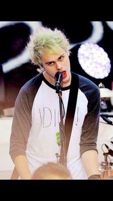 im kinda dating a guy named luke hemmings