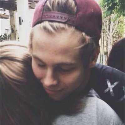 DONT FOLLOW THIS ACC. I gave you a free follow. Pleaseeee follow @hoodftlarry 5sos band account follows her. Thank you ilysm youre fab. :-)