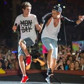 Niall be like: BAHAHAHAHAH YES GERMAN INTERVIEWS AND AUSTRIAN PEOPLE AND EVERYTHING I LOVE IT!....................... all whilst holding his legs in the air.