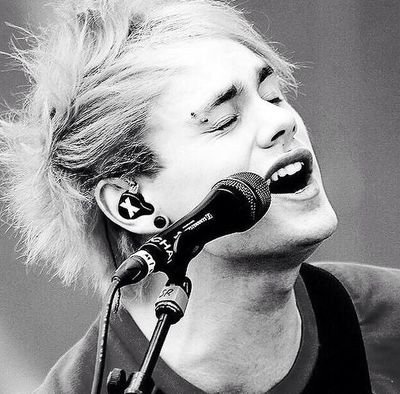 #iHeartAwards #BestFanArmy #5sosFam #vote5sos #kca