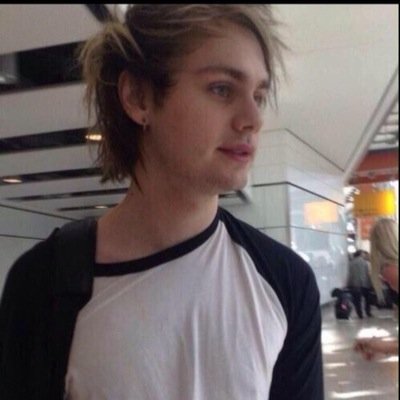 HIIIII don't follow, follow @meddimariia because she just gave you this free follow!