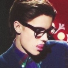 ITS @xbiebersbizzlex AND @Bieber_Taki AND WE'RE PRETTY COOL SO FOLLOW US