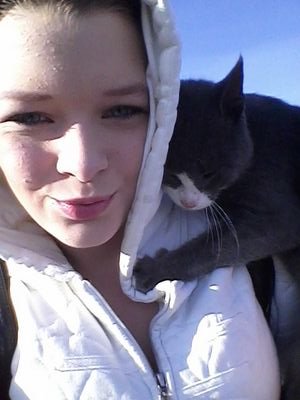 Aunt of the most beautiful little girl. have problems but nothing youTube and Food cant fix :) follow for follow :)