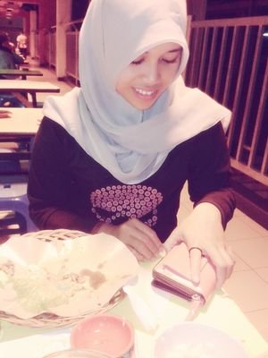 ku simpan dalam fikiran ku bukan hatiku ^^
