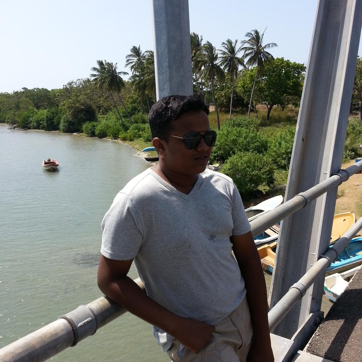 கண்ணா..... எனக்குன்னு இல்ல வேலி.... என்ன எதிர்த்தா நீ காலி ............cool.......engineering undergraduate @UoP