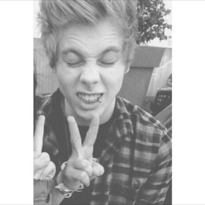 PLEASE FOLLOW @ignoredbymylife because youre awesome and she give you this free follow PLEASE PLEASE PLEASE
