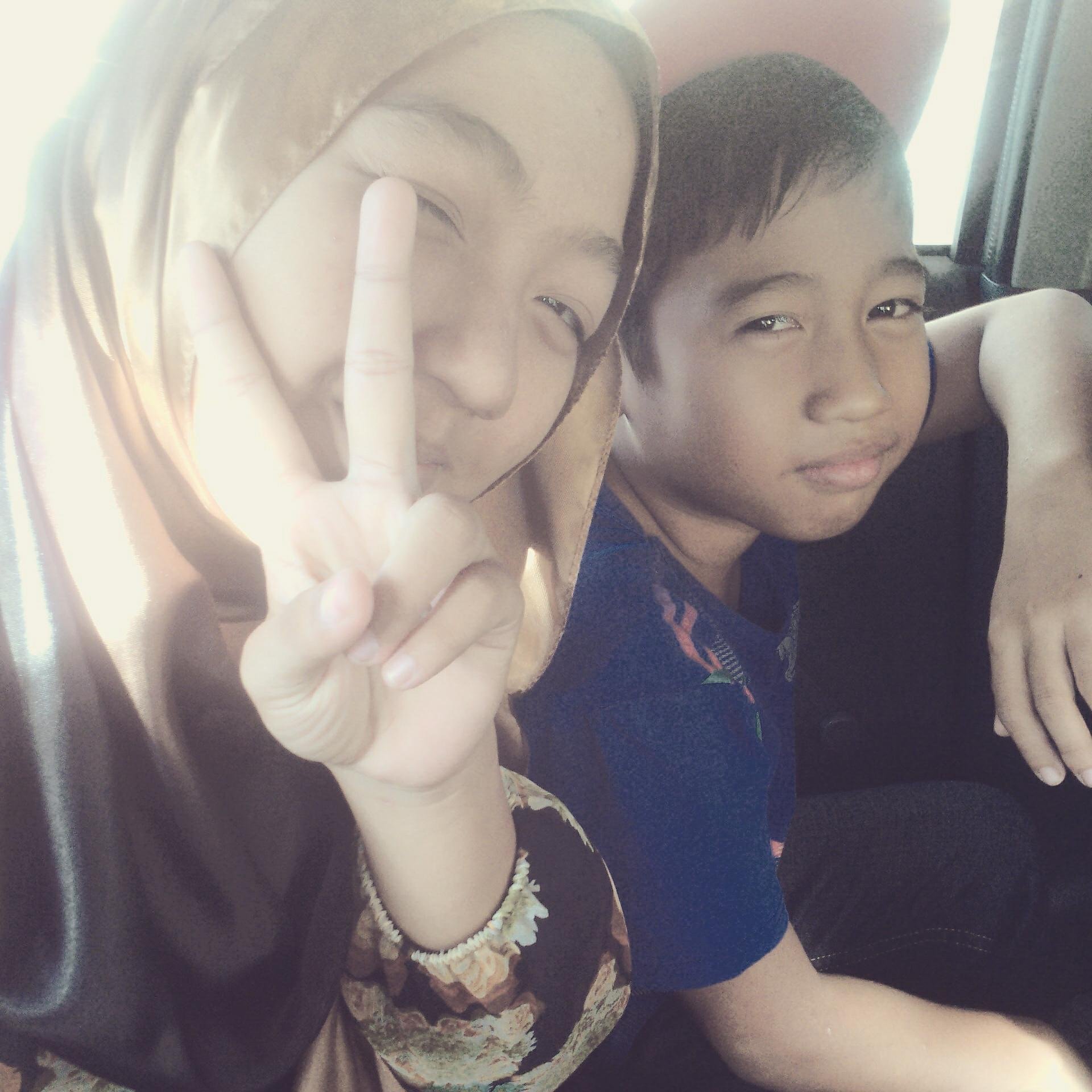 nuR AnisAH syAzWin (JuSt cAll Me AniS)                               F0ll0w Me , I wILL f0ll0w y0u baCk