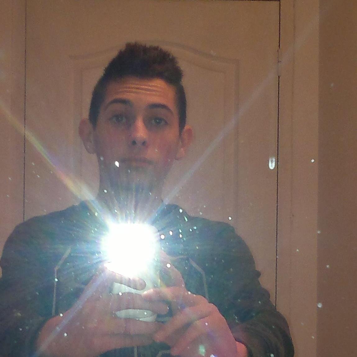 slt je m'appel julien j habite a Évreux j ai 15 ans mon Facebook c julien hnch mon snapchat c julienoo.27 j accepte tous le monde