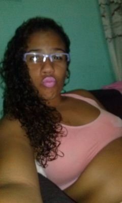 Ela é linda mas cheia de marra,  haha