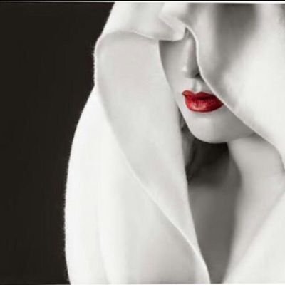 إمراه خارج قانون التعقل ..🕊