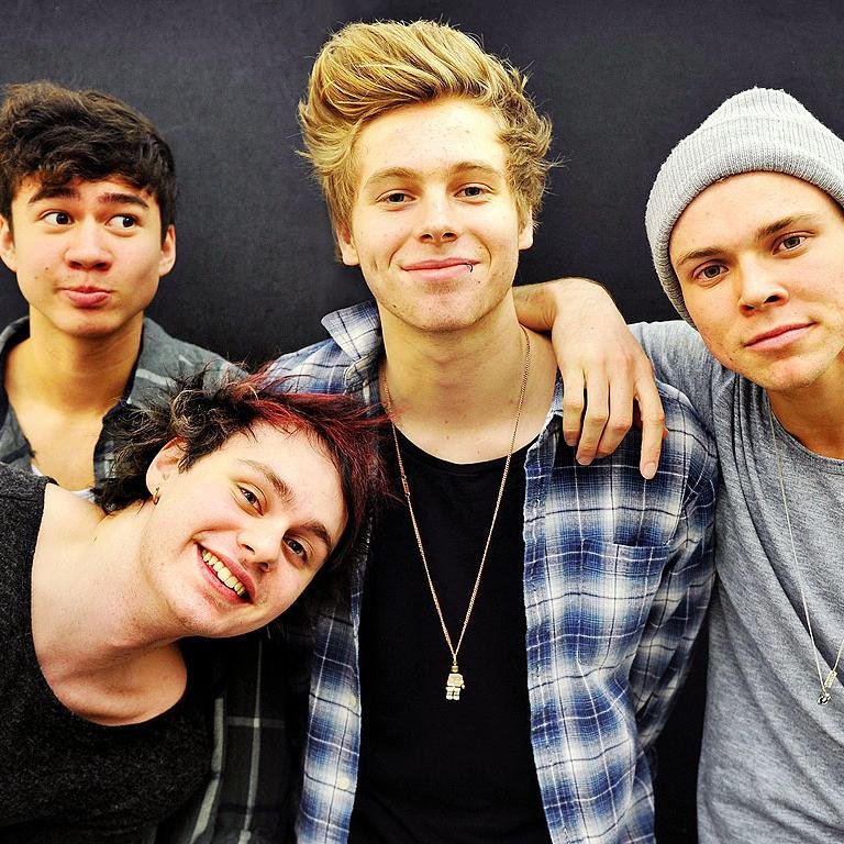 Free follow from @Marianaa5SOS #vote5sos pls!