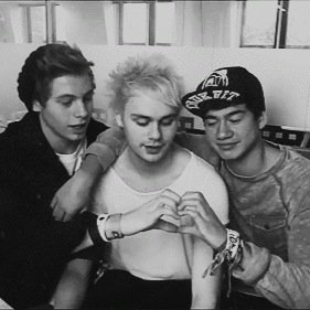 please take time to check out @lukezapron !she follows back and is 5sos af