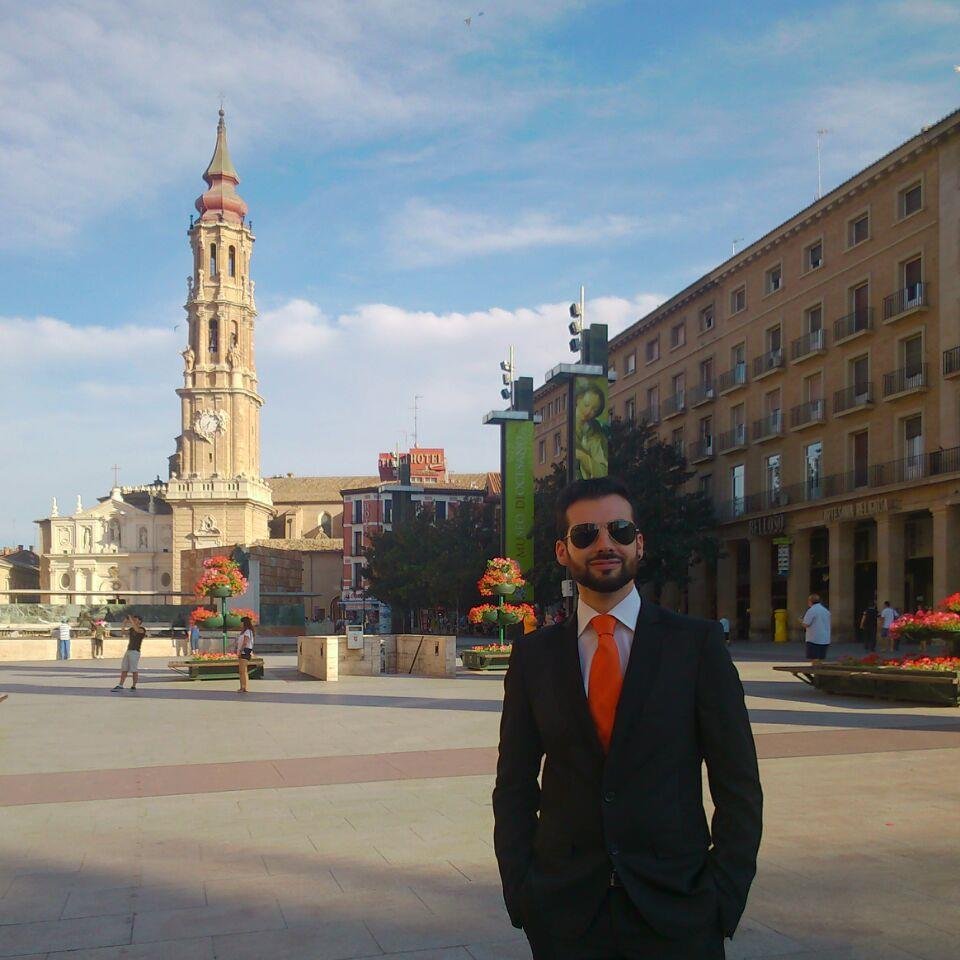 Poeta de la vida.Experto en poner el corazón en cada cosa que hago.Economista,lasaliano y Executive MBA de Esic.Zaragozano y zaragocista.Fútbol.7 Palabras