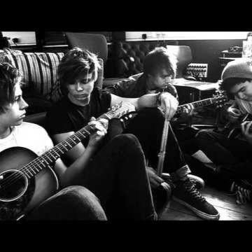 DUDEEEE PLEASEE FOLLOW @5sosalltime ILYSM