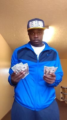 I a 28 year old single male that's just looking to hang out!!!