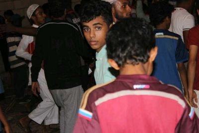 تويتر..ورقة صغيره تتسع ل 140 حرف.. فيهآ من يغرد بإحترآف.. و من يغرد بإنحرآف!!