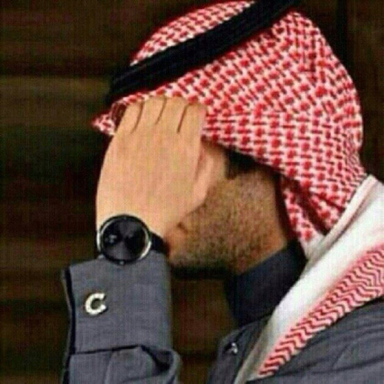 البارحة قامت علي الهواجيس ،، والنفس ضاقت والضلوع احشرتهاا