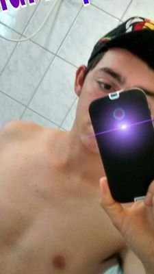 Os teus olhos quando eu vejo são estrelas a sua voz é uma melodia e o seu beijo é mas doce doq mel...