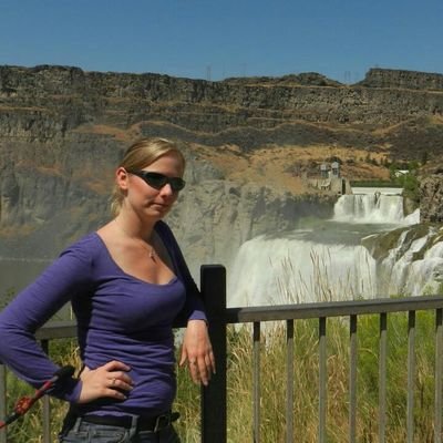 Currently living in Hood River, OR. From Anchorage, AK. Love to camp, fish, hike, read, play, eat good food and drink good beer.