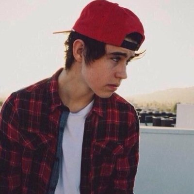 go folow @BrunzGrier bc she give you this free follow pls :)