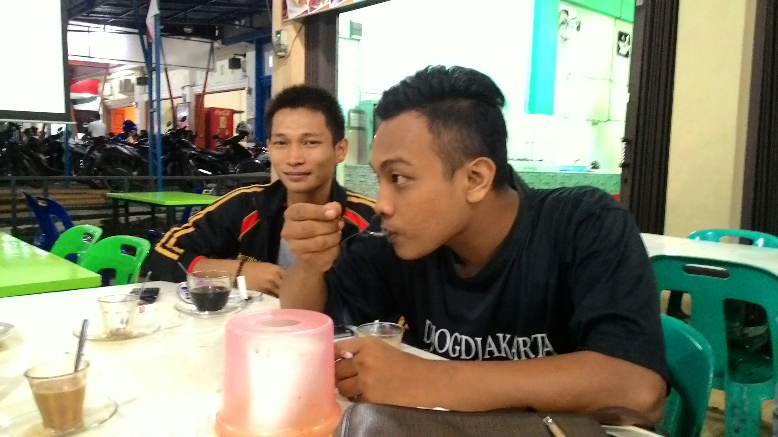 awak sayang mamak awak lah.
Banda Aceh, Indonesia · http://t.co/cxcBnyAQik