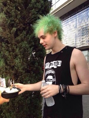 hotaf5sos's profile picture. ripped jeans, pierced lips, and dyed hair is the shit