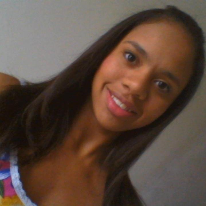 Uma menina de 15 anos, simpática, sincera, as vezes chatinha quando quero.. mais uma garota legal, gosto de músicas eletronicas, pop, sertanejo, pagode...