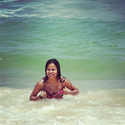 Que irônico todo mundo tentando acabar com e ela continua sorrindo ♡☆ツ