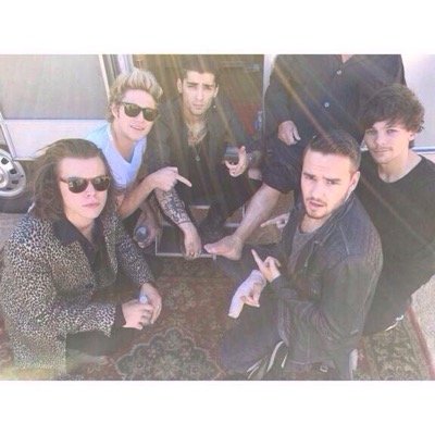 please follow @unecessharry because she just gave you a free follow. thaaaaannnkks.xx