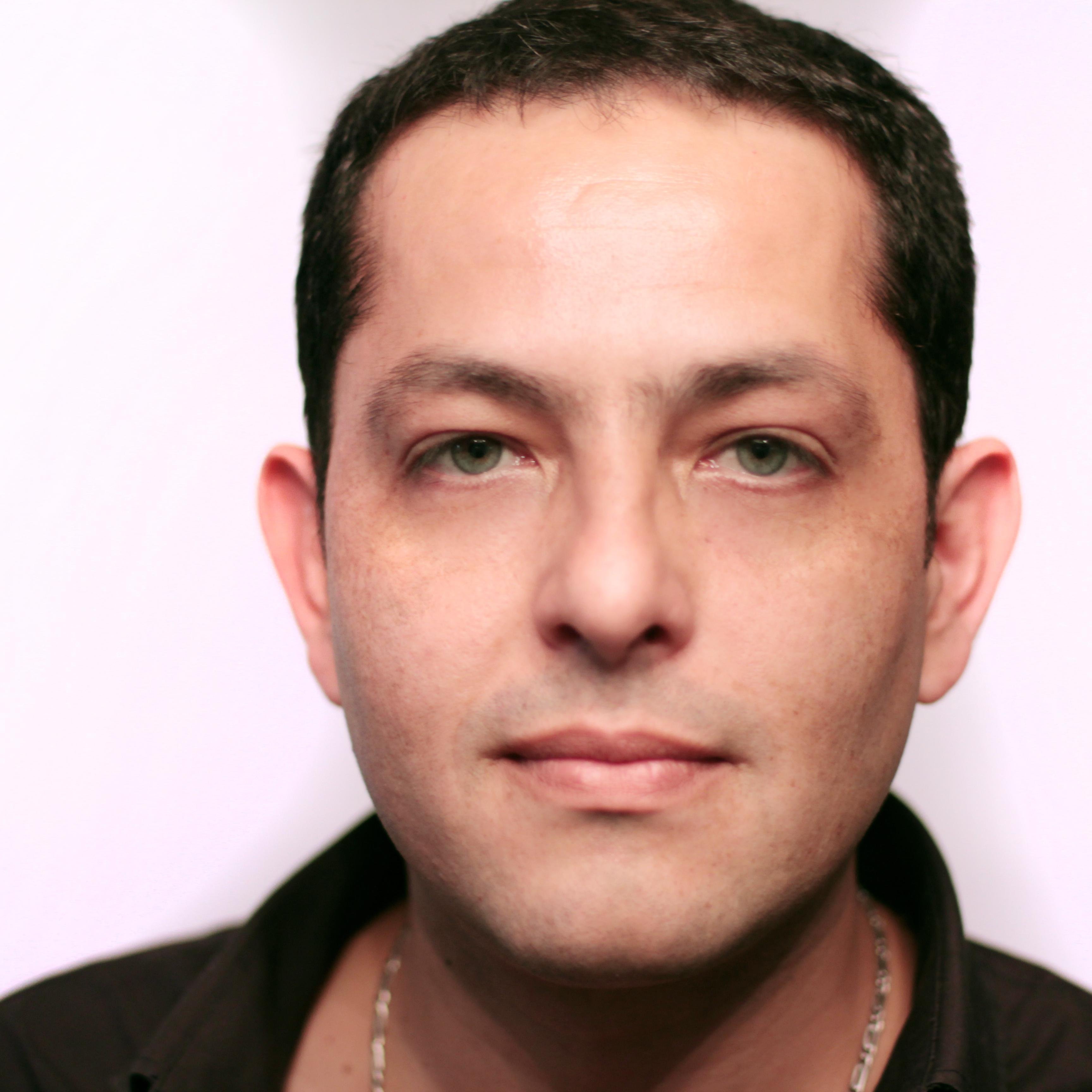 Fundador y responsable de desarrollo de actividades de YouLoveHome Perú. Social media marketing, #SMM, viral videos, marketing digital.