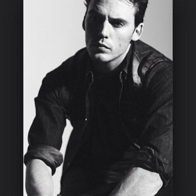 fins4odair's profile picture. The winner of the 65th hunger games, reigning from District 4.|| 18+ || THG || single || literate ||