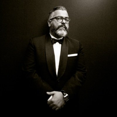 Escrevo coisas para publicidade, para publicações e para o lixo.
