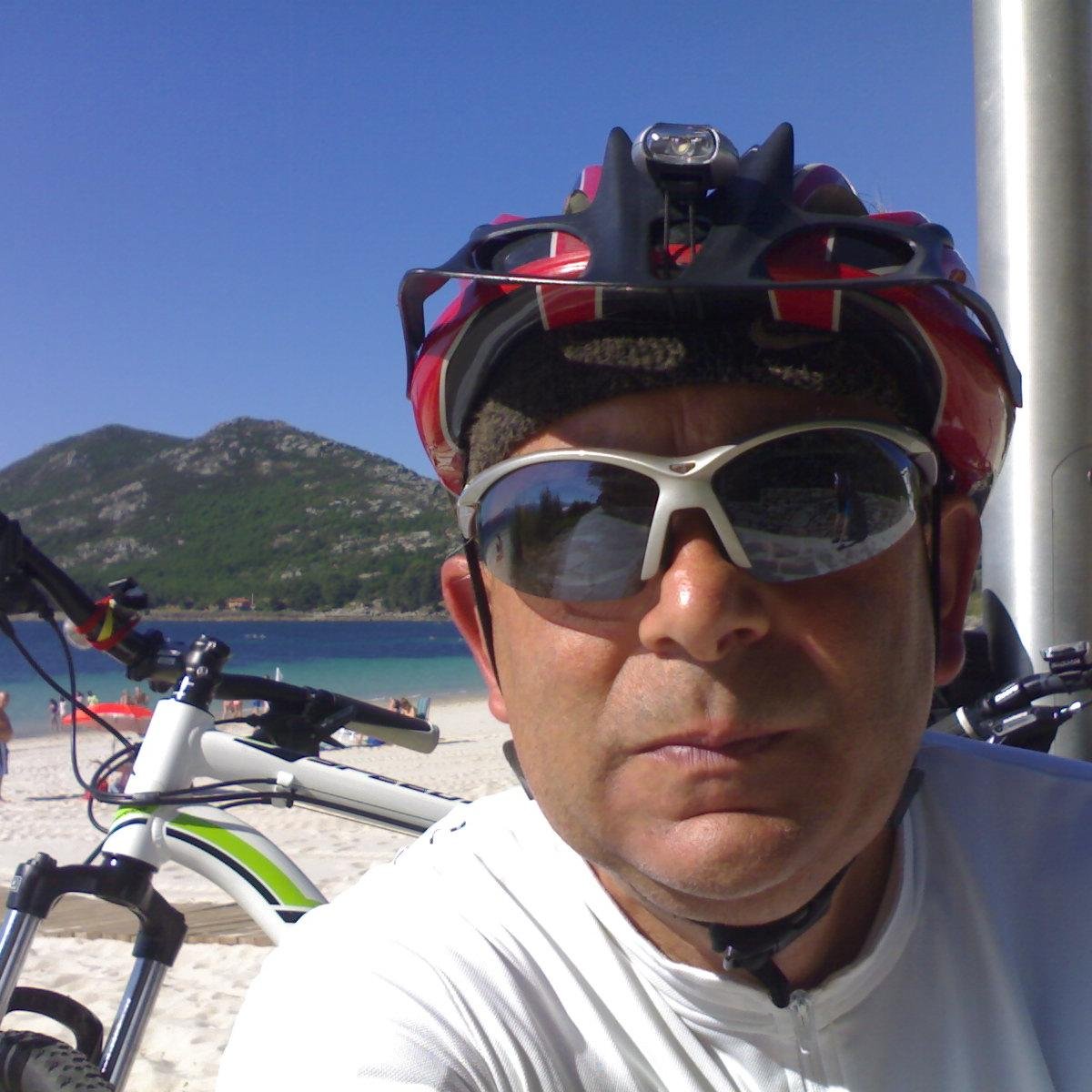 Amante del ciclismo, del baile,de la música,de la física cuántica, de la filosifía y la teología, técnico de medioambiente y separado.