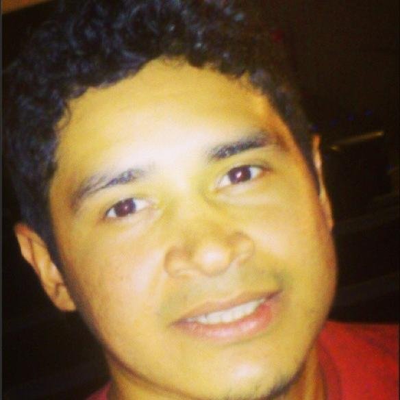 Estudante de Sistema de Informação,Redes de Computadores -CCNA, Linux.Curto séries e músicas, gosto de leituras que envolvem fantasia e mistério.